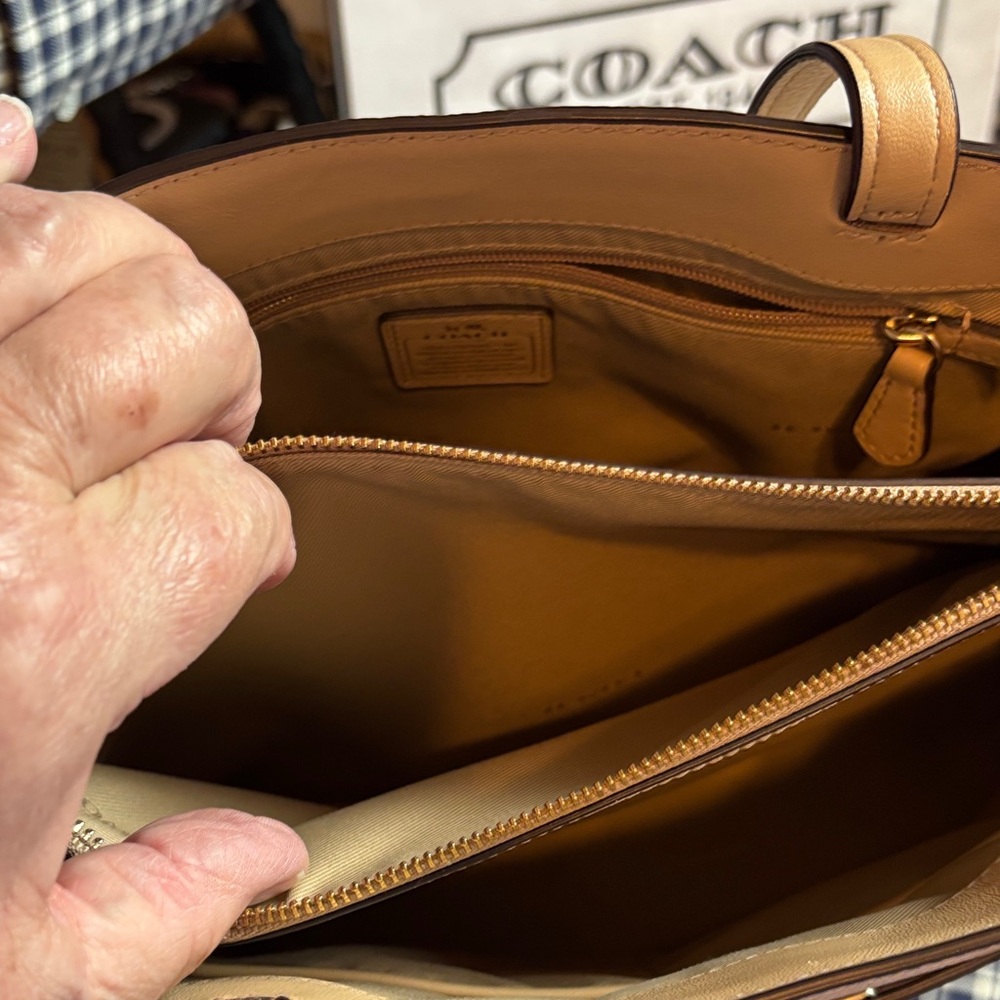 Coach swagger turnlock Tan Pebbled Leather carryall with Gold Hardware - Picture 12 of 16